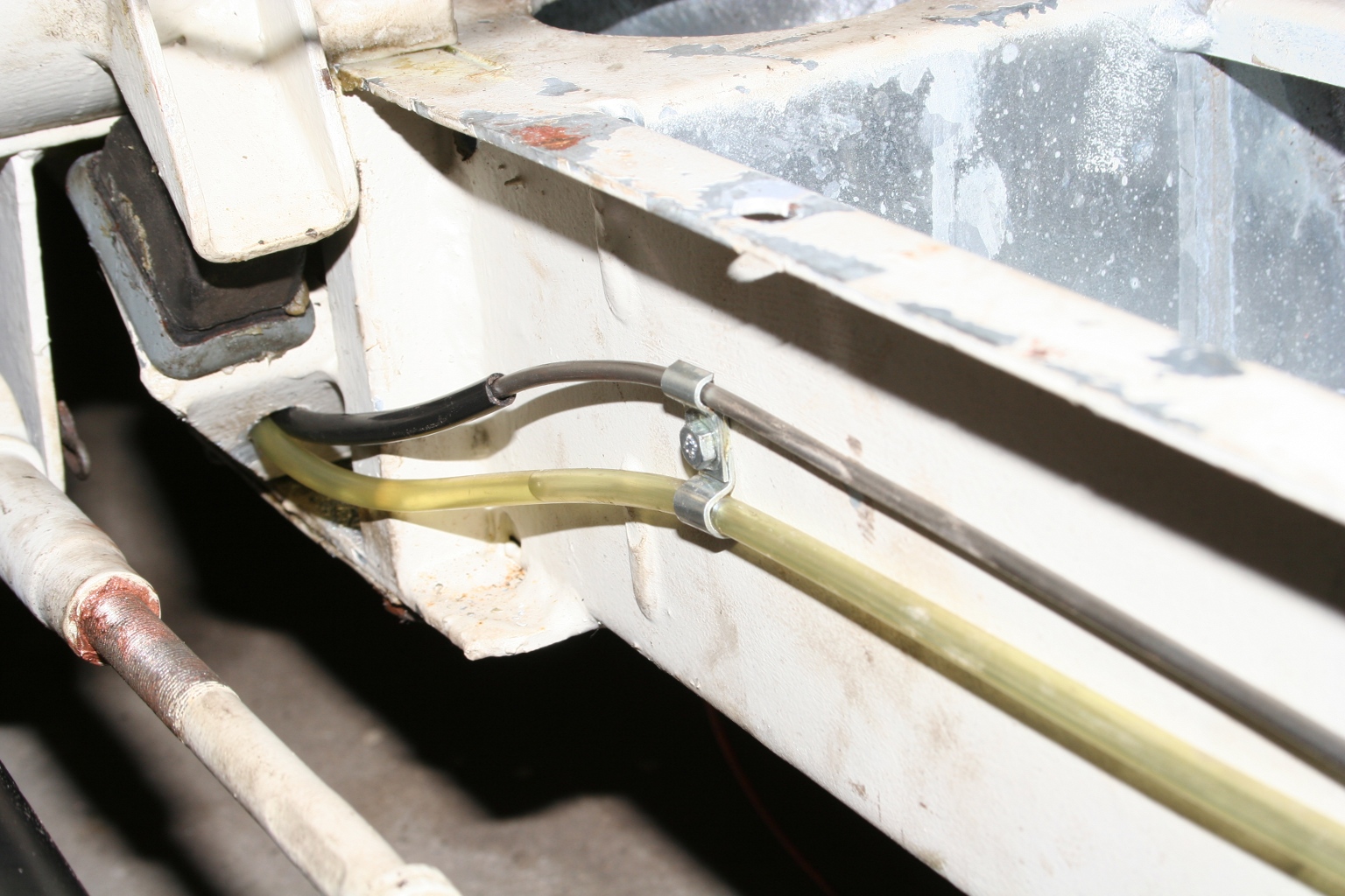 brems-bzw spritleitungen befestigen - Karosserie / Umbauprobleme