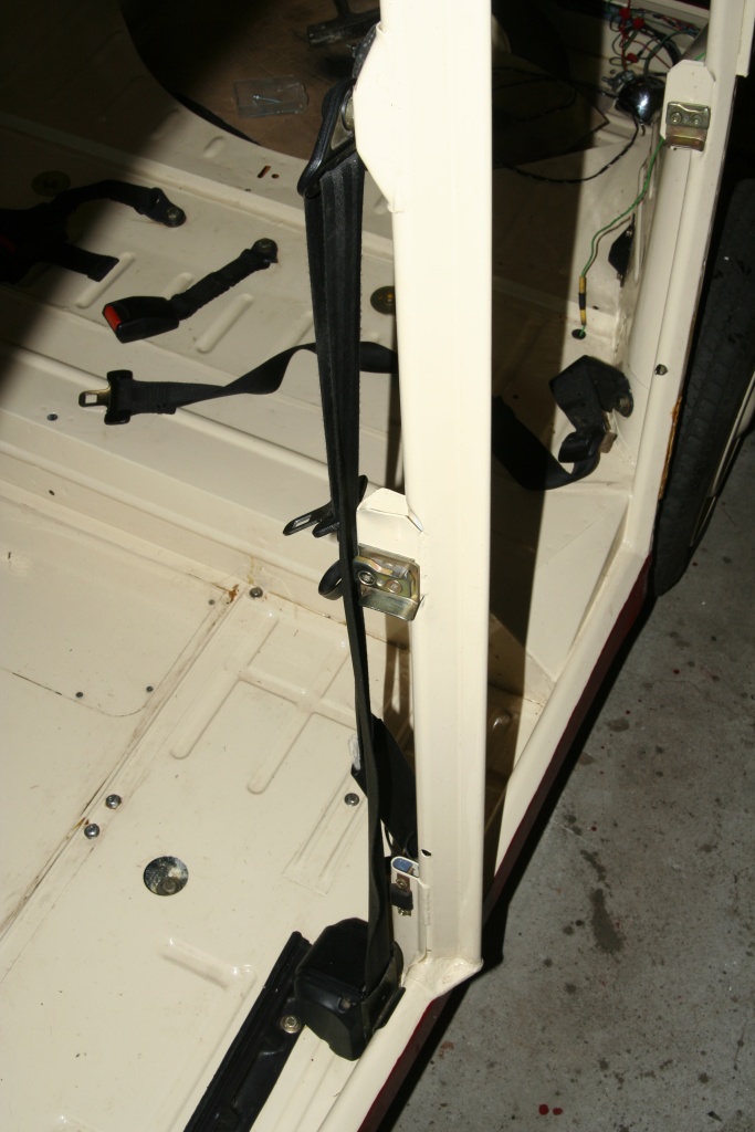 Sicherheitsgurt Aufhängungshalter (Beckengurt hinten) aus Edelstahl.  Passend für Citroen 2CV (anstatt aus Kunststoff n